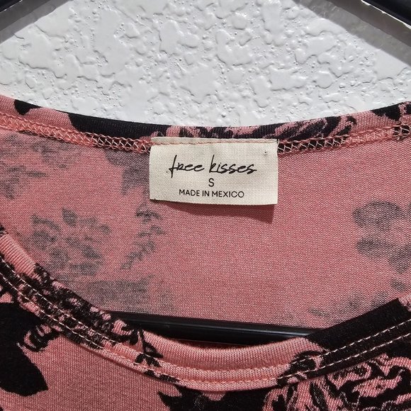 Free Kisses Floral Pink and Black CropTop Lightweight Size Small - Picture 4 of 5